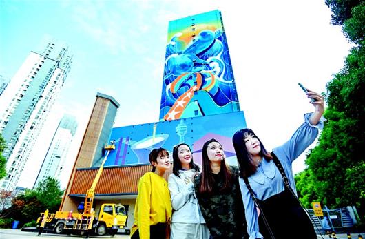武汉最大单体喷绘壁画惊艳亮相 江豚遨游60米高大画板