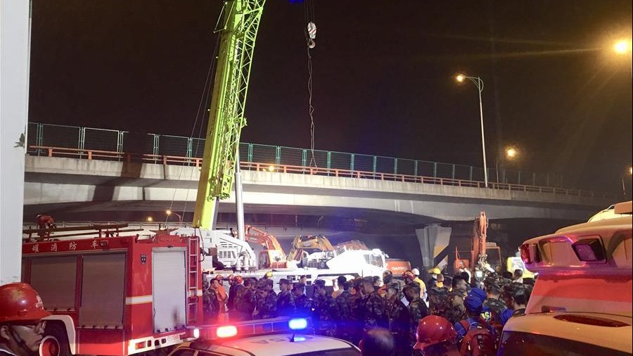 无锡一高架桥桥面倒塌 三辆小车被压 现场救援