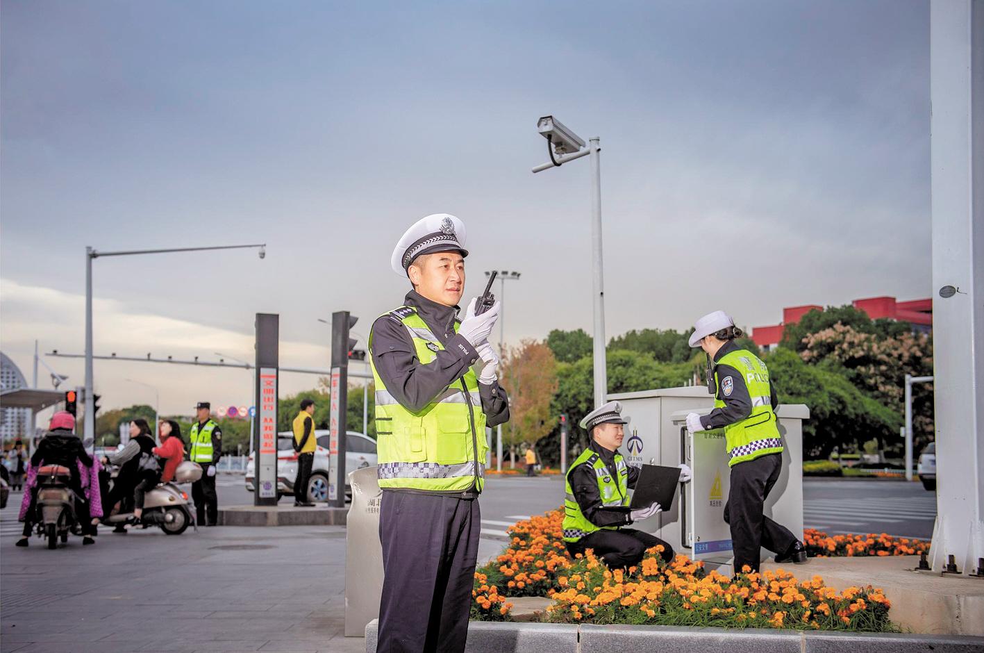 鄂州市城区凤凰大桥路口,交警鄂城大队队长王佑新正在指挥前后方调试