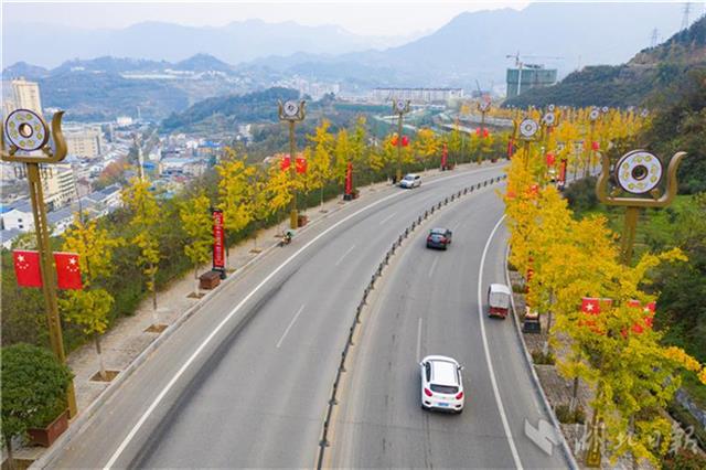 11月28日,在湖北省秭归县城一级出口高速公路上拍摄的"黄金大道"(无人