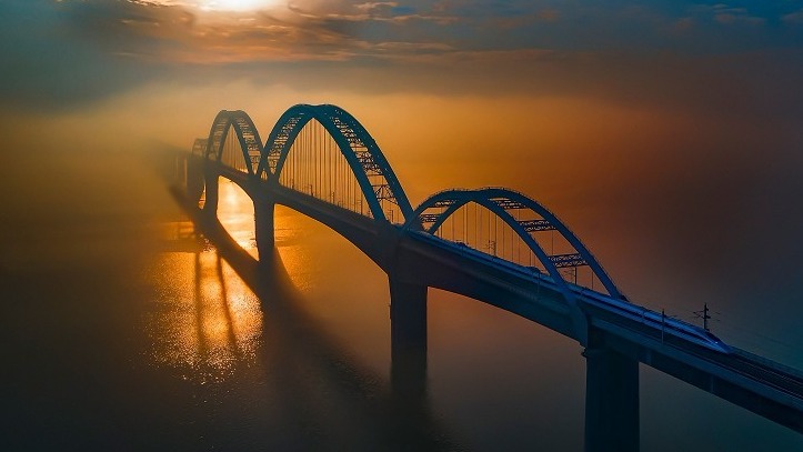 湖北摄影爱好者数万张图片记录高铁建设