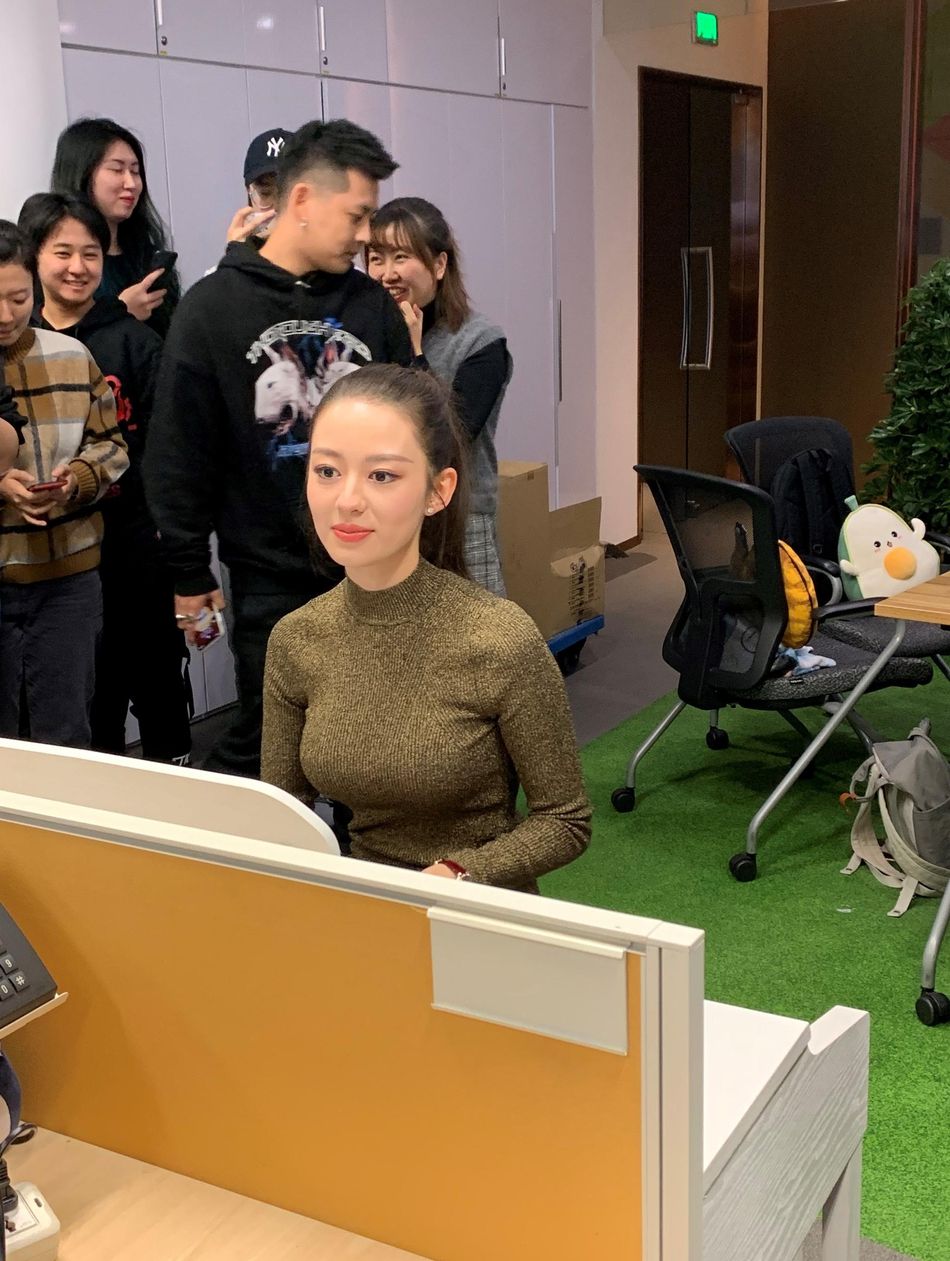 生图好美!朗朗妻子吉娜梳高马尾弹琴