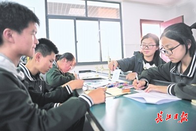 武汉市光谷第二高级中学：学生做主“混搭”化学拓展课