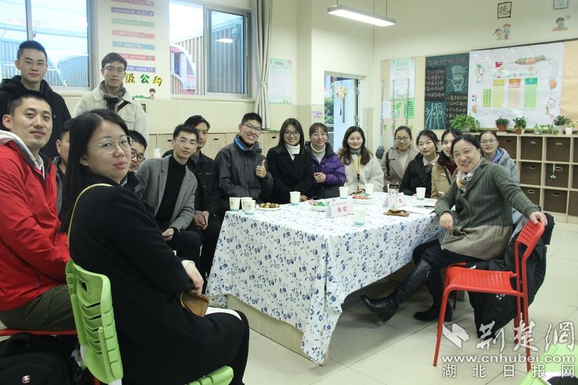 武汉市洪山区教育局局长赵群(右一)与新老师交流.记者 许文秀 摄