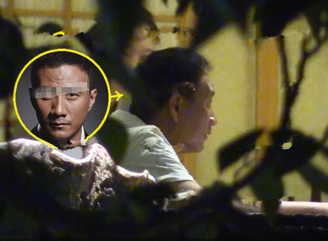 近日,胡军被拍到与老婆孩子参加朋友聚会,一直在室内抽烟,吞云吐雾.