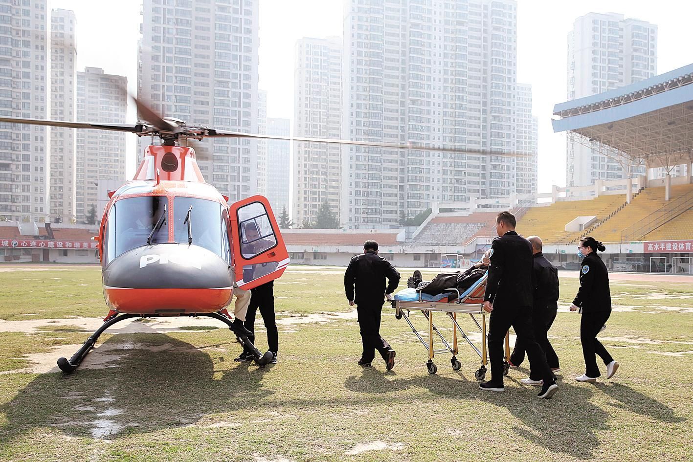 襄阳完成首例危重病人空中紧急转运