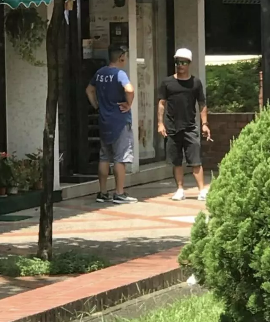张柏芝与闺蜜聚会 弟弟张豪龙贴身护驾守候