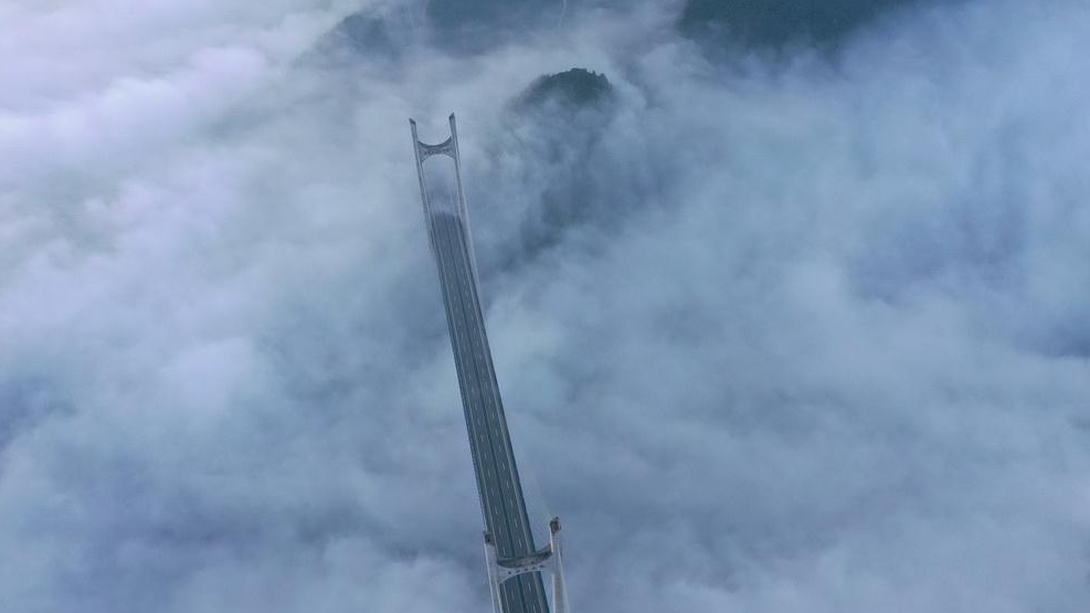 湖北恩施贡水河特大桥现“云端浮桥”景观