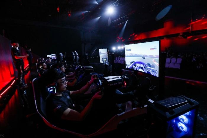 “F1赛车”高速开了几十圈车手却原地不动,咋回事?