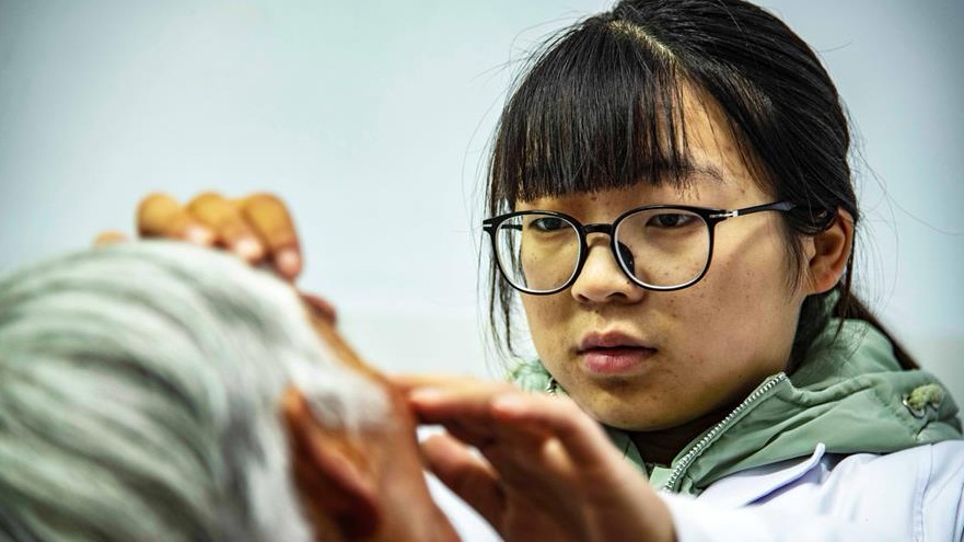 湖北五峰：大学生村医服务山乡医疗