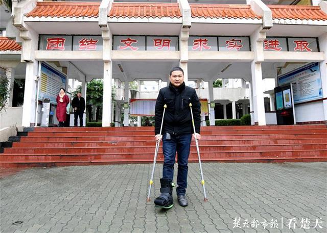 右腿骨折就单腿跪着写板书,新洲一高中教师拄双拐坚持上课2个月