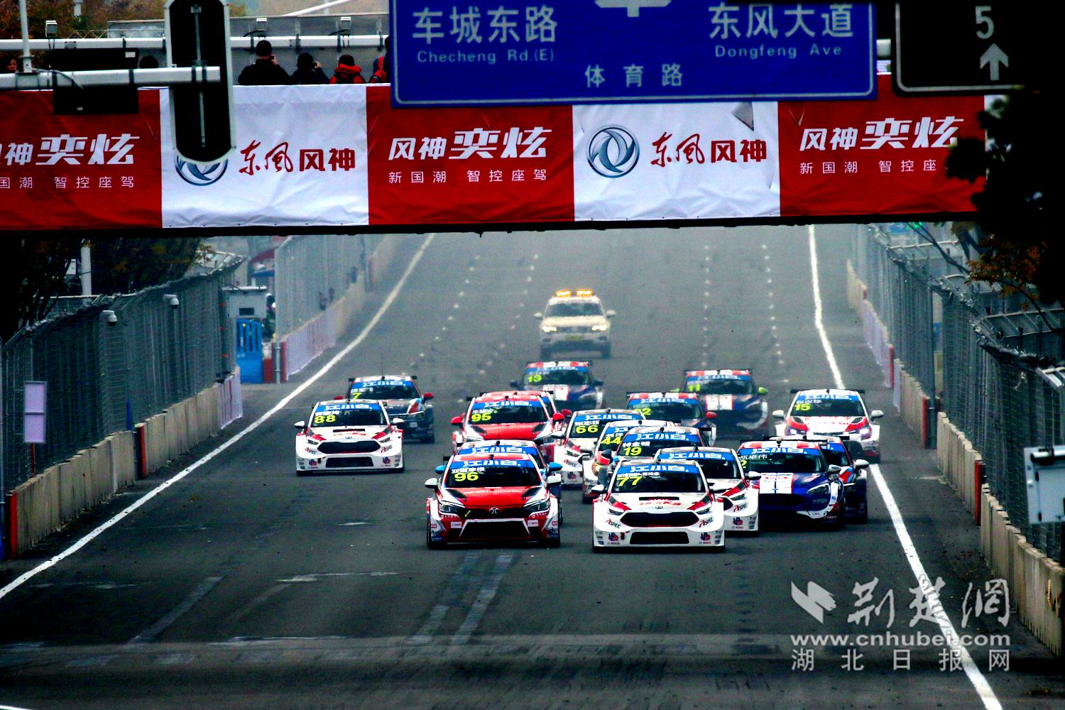 激情武汉街道赛 中国赛车全运会（组图）