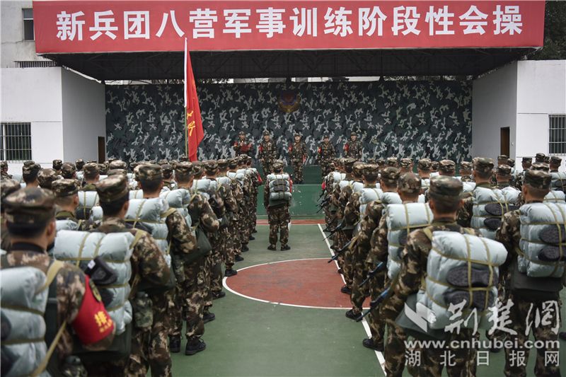 新兵拉練，讓青春綻放軍營(yíng)