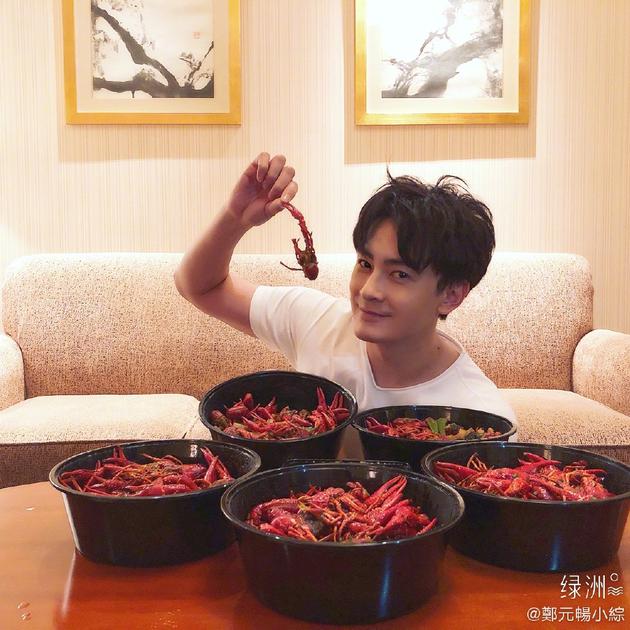 深夜放毒!郑元畅深夜吃五盘小龙虾 馋坏粉丝