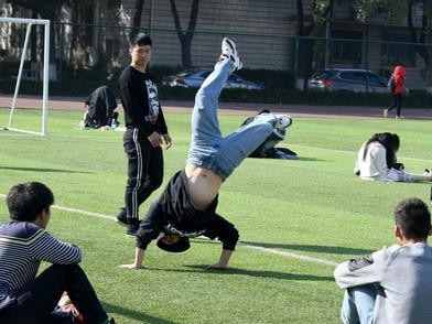 武汉冬日暖阳普照，学生操场晒太阳
