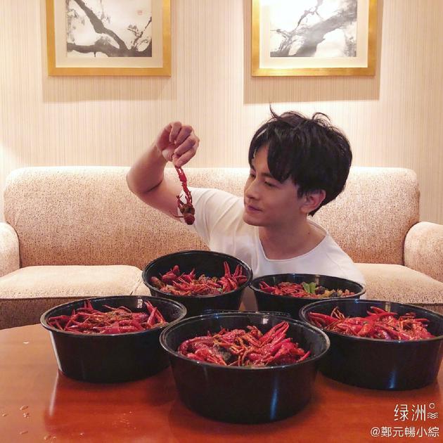 深夜放毒!郑元畅深夜吃五盘小龙虾 馋坏粉丝
