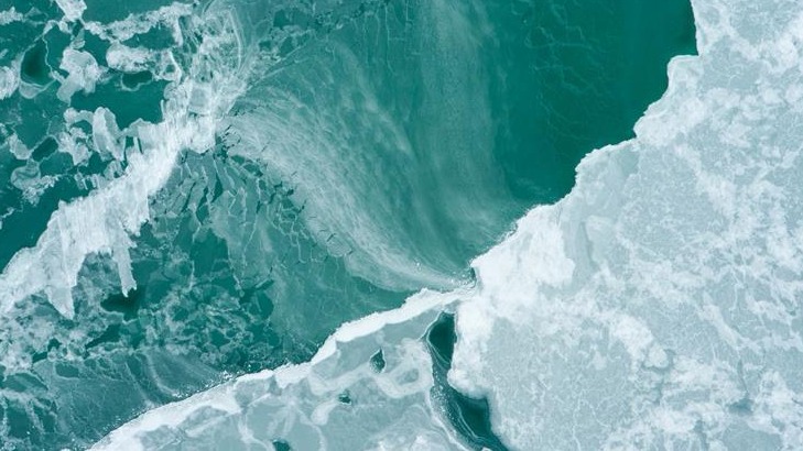 青海湖进入封冻期