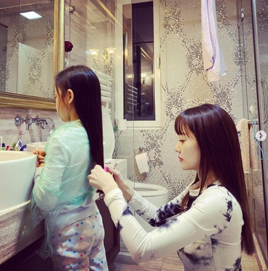 好妈妈！李小璐新年亲手为女儿甜馨剪头发”