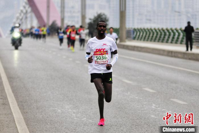 15国跑者陕西“竞速”迎新 传递全民健身理念”