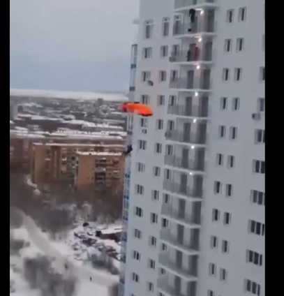 另类跨年？俄罗斯两男子高楼跳伞 或面临重罚(图)”