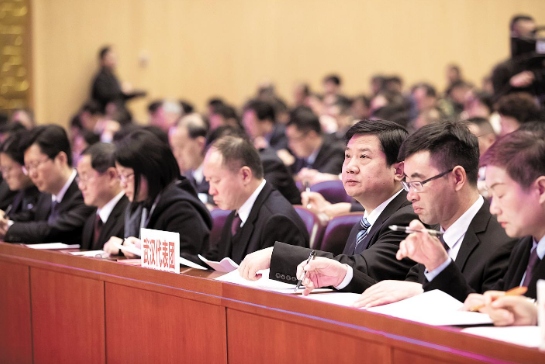 湖北省第十三届人民代表大会第三次会议隆重开幕 代表委员认真聆听、审读政府工作报告