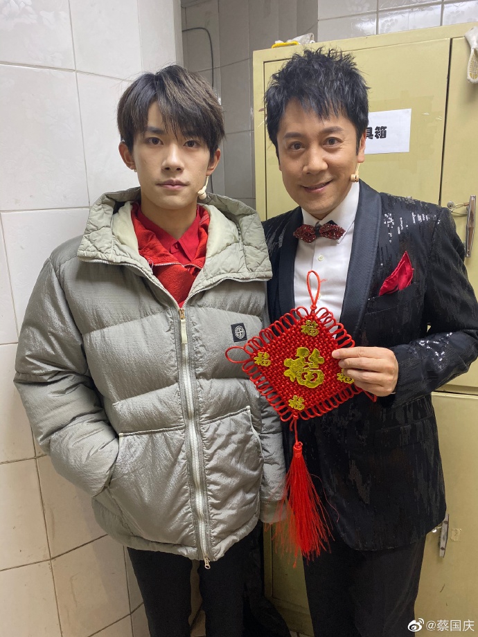 蔡国庆晒春晚后台合照 与小鲜肉同框不输阵