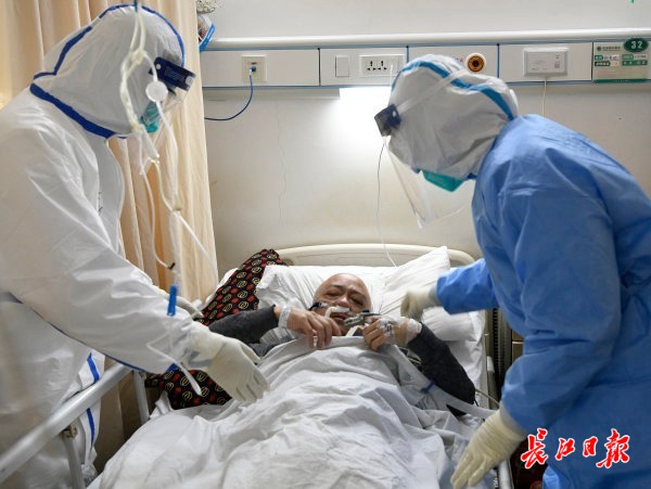 传染病重症隔离病房里的抗疫点滴