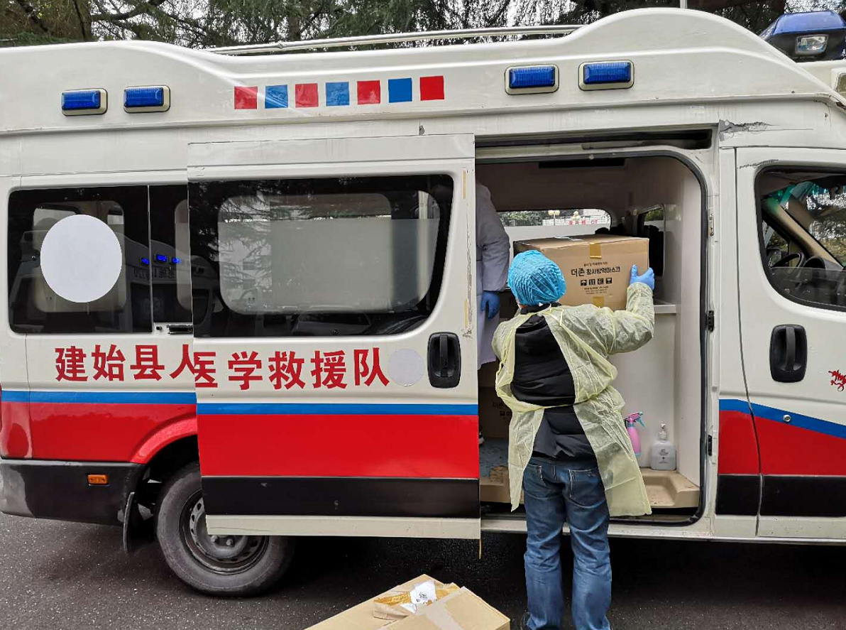 送到冰天雪冻的利川市凉雾乡和汪营镇,送到建始县人民医院,恩施市