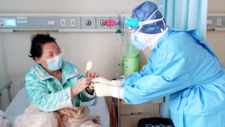 武汉：摘朵小花送给病房里的你 