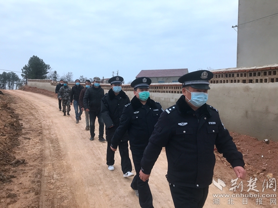 黄梅有支徒步巡逻队 用脚步构筑战"疫"防线