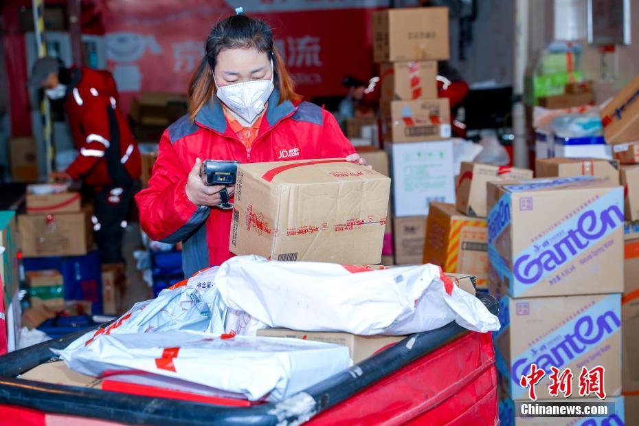 疫情之下逆行的武汉快递员