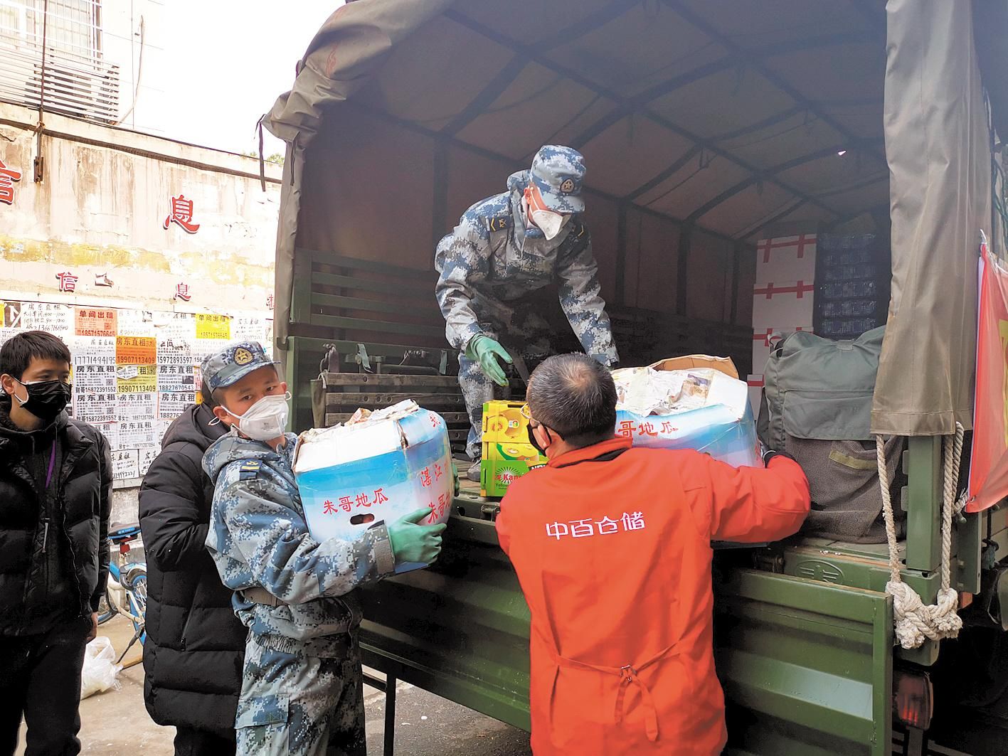 驻鄂部队两天运送生活物资近500吨——来回奔波 只为让老百姓吃上新鲜