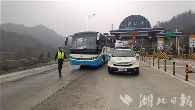 警车护航！湖北高速交警全力保障服务复工复产(图1)