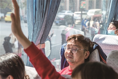 难舍又感动 返程车上,这个男儿泪流满面