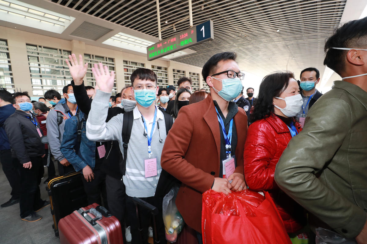 省委书记为赴粤返岗务工乡亲送行 呼吁请求全国各地善待湖北人民 善待湖北农副产品(图2)