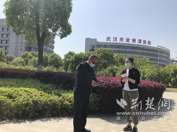 图为:武汉市金银潭医院院长张定宇(左)(武汉市委国安办供图)