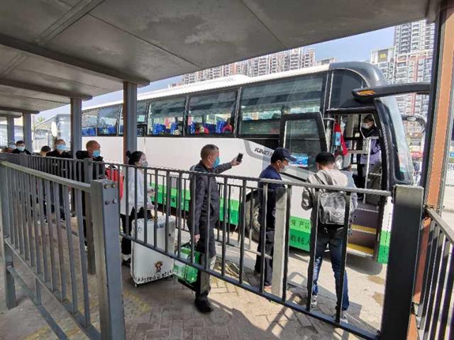 开启候车长廊、两次测体温、严控落座率……武汉公交实名扫码乘车“有点严”
