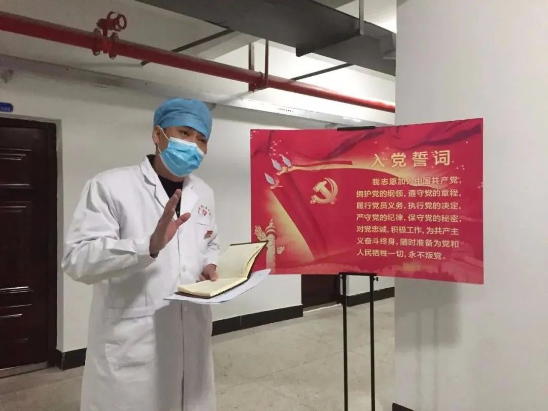 上图:支部书记陈新胜在主持支部主题党日活动