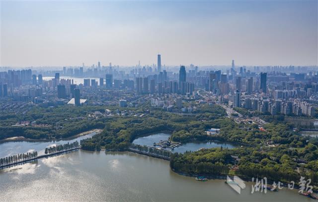 4月24日,阳光照耀下的武汉东湖风景区.