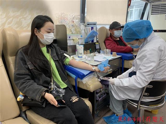 才下抗疫战场又上献血专车，汉阳百余名教师撸起袖子献热血