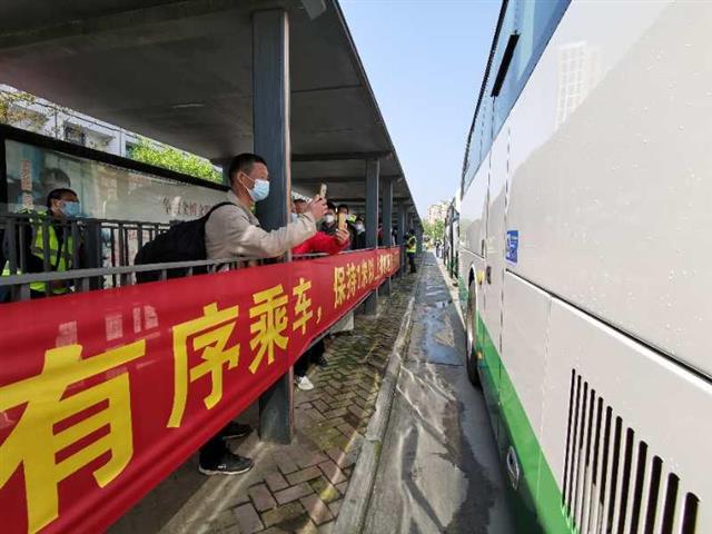 开启候车长廊、两次测体温、严控落座率……武汉公交实名扫码乘车“有点严”