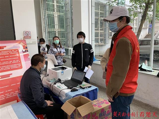 才下抗疫战场又上献血专车，汉阳百余名教师撸起袖子献热血