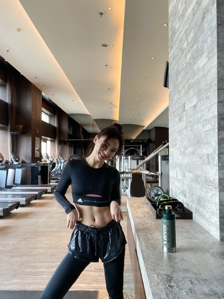 sexinsex袁姗姗 袁姗姗健身打卡状态佳身材火辣马甲线抢镜
