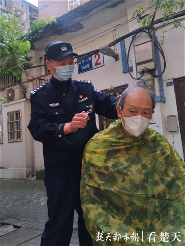 这个社区民警有“板眼”，帮82岁独居老人理发有模有样