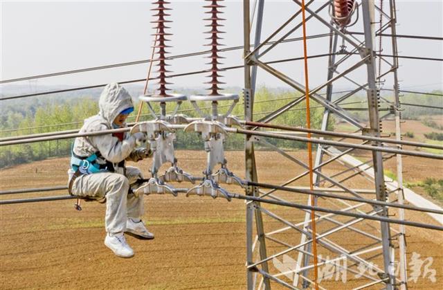 三峡万伏高压线上的空中带电抢修