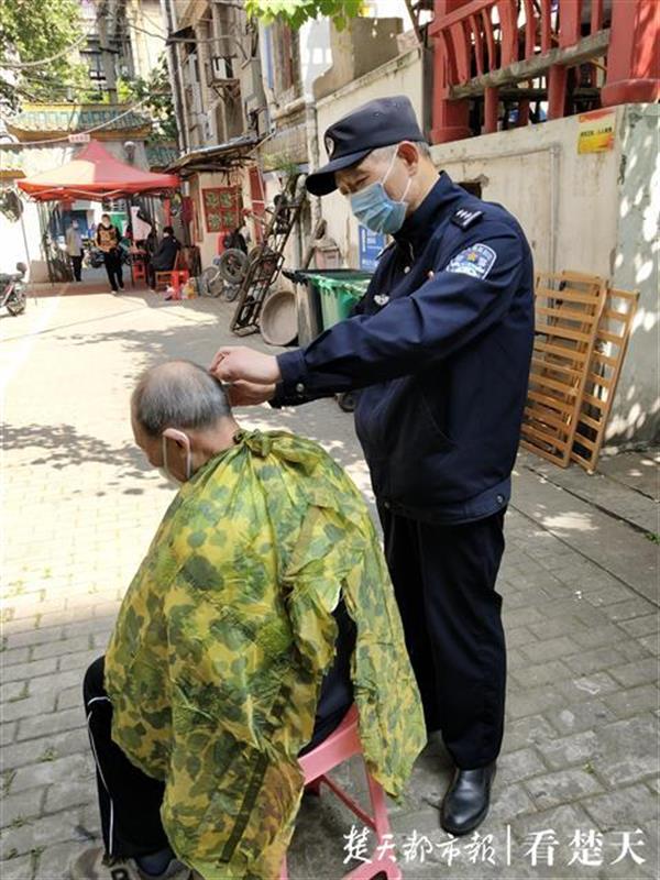 这个社区民警有“板眼”，帮82岁独居老人理发有模有样