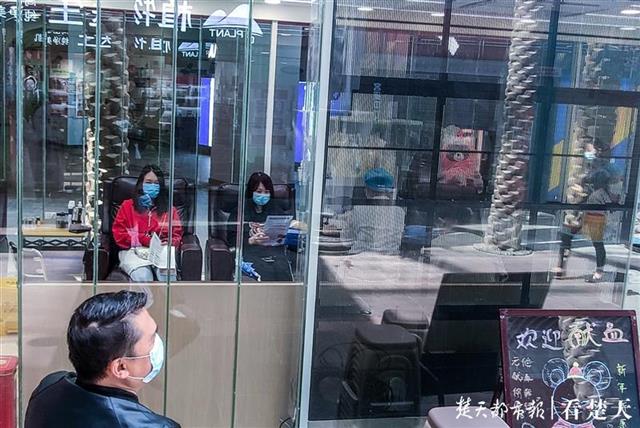 服装店门前有排队，武汉商业正在恢复活力