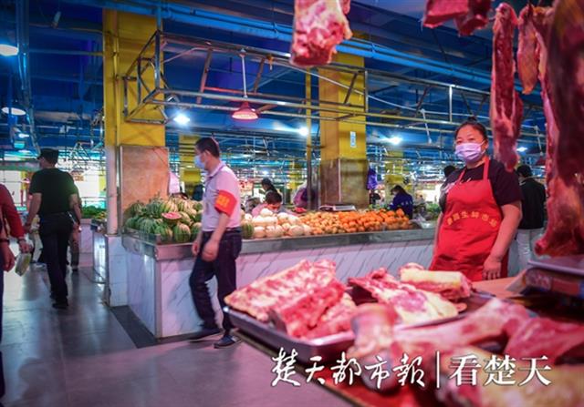 生鲜市场消杀改造后正式营业,入场安全距离2米以上