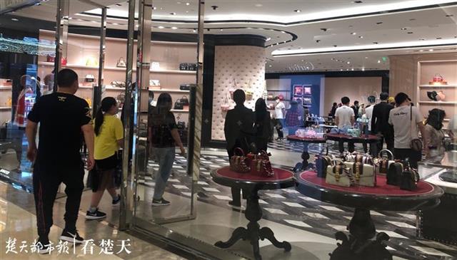 武汉人的消费热情回来了，五一小长假首日，商场买单排起长队