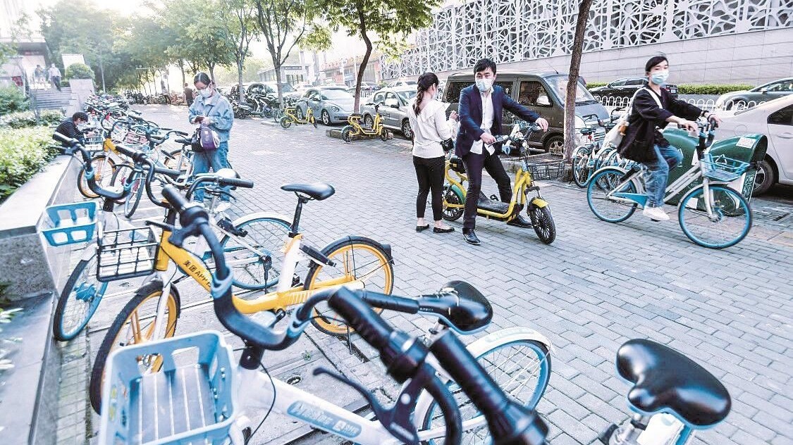 上下班 走单骑 都市白领热骑共享单车